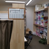 横浜シンデレラ(シンデレラグループ)からの写真投稿 - 使用状況はホワイトボードで管理！後ろには自由に使える備品もたくさんご用
