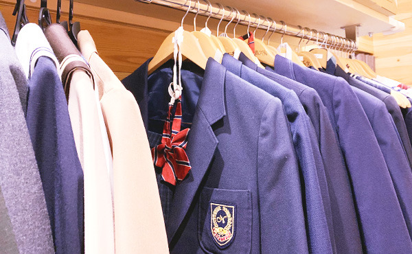 制服100種類以上！
